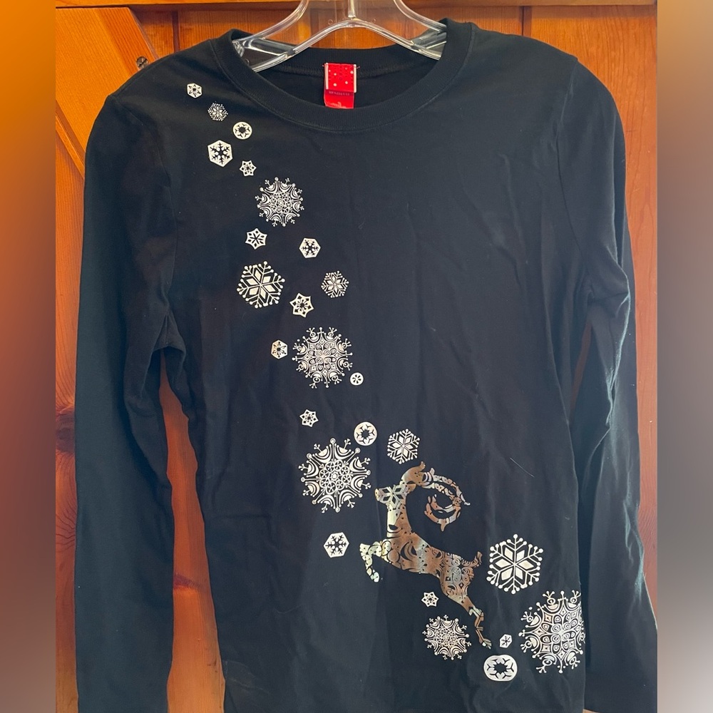 Women’s long sleeve t-shirt with reindeer Christmas scene. Black. Small.